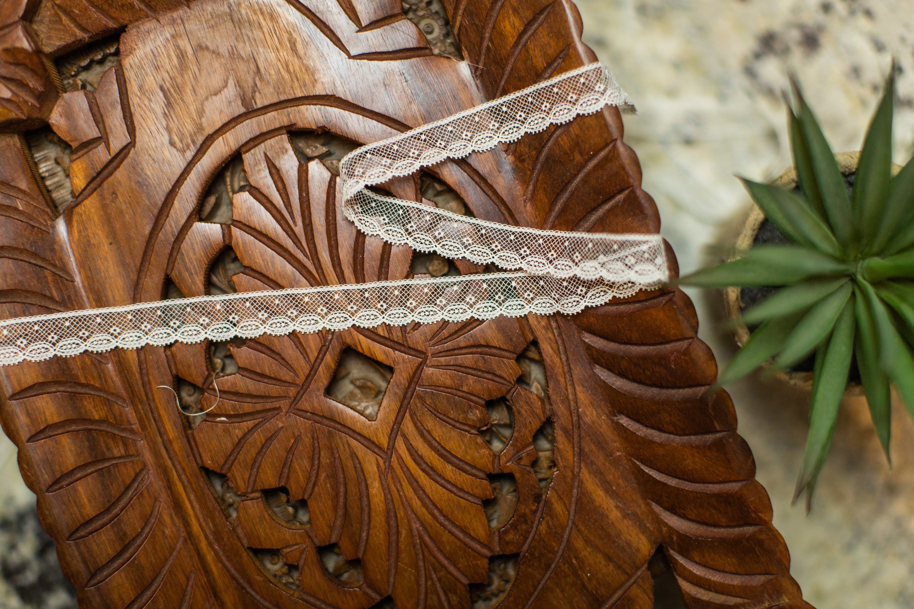 Français Valenciennes Lace (LFV12EDG267) 1/2 Bordure (photo en lumière écru)