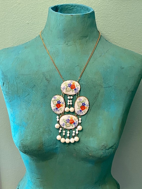 Vintage Chinoiserie Porcelain Flower Dangle neckla