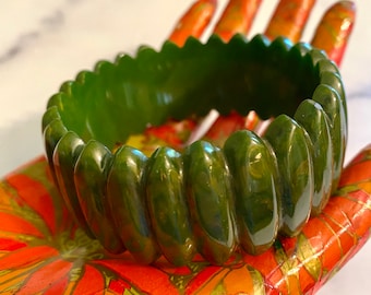 Deep Geometri Carved Spinach Swirl Vintage Bakelite Bracelet