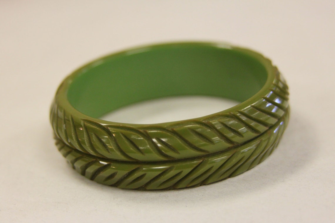 Vintage Bakelite Bangles Set of 4 Bracelets Spacers Three Inch Diameters main image 0