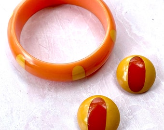 Beautiful Melon color with Creamed Corn "Fingernail"  Dots Bakelite Bangle Bracelet and Cat Eye Earrings Set