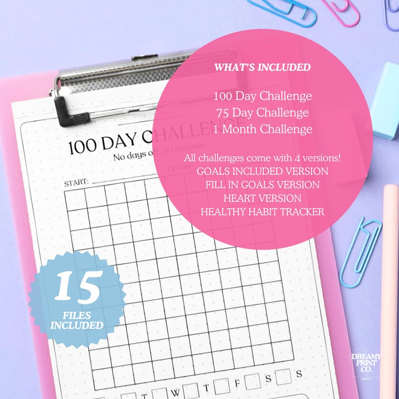 K&ouml;nnte beinhalten: Ein rosa-wei&szlig;er, druckbarer 100-Tage-Challenge-Tracker mit einer Kontrollk&auml;stchen-Gitter. Der Text "WHAT'S INCLUDED" befindet sich oben auf der Seite, gefolgt von einer Liste von Herausforderungen: "100 Day Challenge", "75 Day Challenge", "1 Month Challenge". Der Text "All challenges come with 4 versions!" befindet sich unter der Liste der Herausforderungen, gefolgt von einer Liste von Versionen: "GOALS INCLUDED VERSION", "FILL IN GOALS VERSION", "HEART VERSION", "HEALTHY HABIT TRACKER". Der Text "15 FILES INCLUDED" befindet sich in einem blauen Kreis unten links auf der Seite. Der Text "START:" befindet sich oben auf dem Kontrollk&auml;stchen-Gitter. Der Text "T", "W", "T", "F", "S", "S" befindet sich unten auf dem Kontrollk&auml;stchen-Gitter.