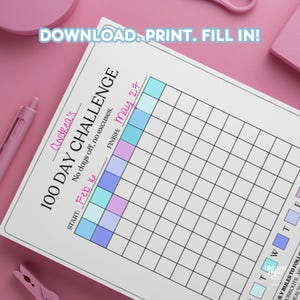 K&ouml;nnte beinhalten: Ein druckbarer 100-Tage-Challenge-Tracker mit einem Raster aus Quadraten. Die Herausforderung beginnt am 16. Februar und endet am 27. Mai. Der Tracker ist mit pastellblauen, rosa und t&uuml;rkisfarbenen Farben verziert.