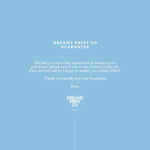 K&ouml;nnte beinhalten: Ein hellblauer Hintergrund mit wei&szlig;em Text, der "Dreamy Print Co. Garantie" lautet. Der Text erkl&auml;rt, dass Sie sich bei Fragen oder Problemen an das Dream Team &uuml;ber Etsy wenden k&ouml;nnen und dieses Ihnen innerhalb von 24 Stunden gerne weiterhilft. Der Text lautet au&szlig;erdem "Vielen Dank f&uuml;r Ihr Gesch&auml;ft! Mit freundlichen Gr&uuml;&szlig;en," und enth&auml;lt ein Logo f&uuml;r Dreamy Print Co.