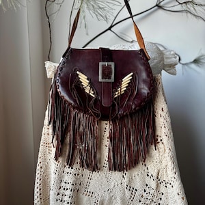 Echtleder Fransen Distressed Handtasche, dunkelbraun mit Vorrichtungen. Vintage Schultertasche mit einem nicht verstellbaren Riemen
