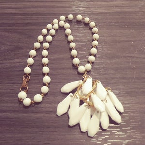 Vintage 50s White Plastic Beaded Dangle Pendant Necklace
