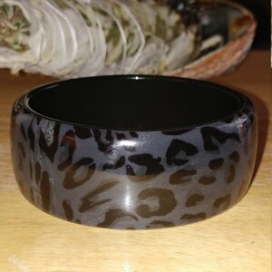 Vintage Grey And Black Leopard Cheetah Lucite Bangle Bracelet