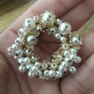 Beautiful Vintage Made In Japan Goldtone Metal Faux White Pearl Round Brooch