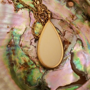 Beautiful Vintage Goldtone Metal And Off White Enamel Oval Tear Drop Pendant Necklace