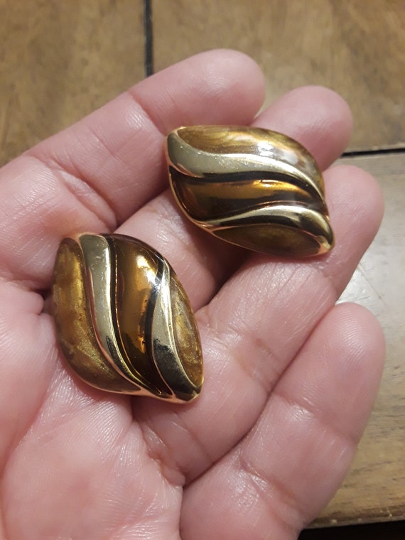 Beautiful Vintage Brown Enamel And Gold  Swirl Cli