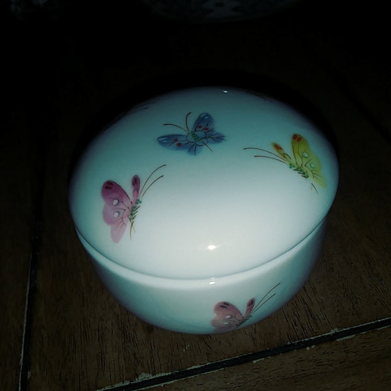 Beautiful Vintage White Porcelain Handpainted But… - image 2