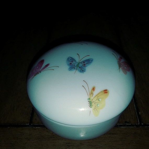 Beautiful Vintage White Porcelain Handpainted But… - image 1