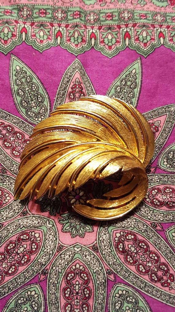 Beautiful Vintage Goldtone Metal Big Leaf Brooch