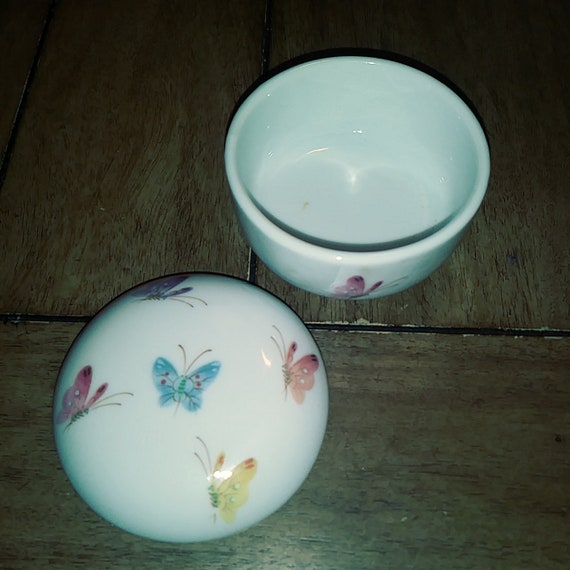 Beautiful Vintage White Porcelain Handpainted But… - image 6