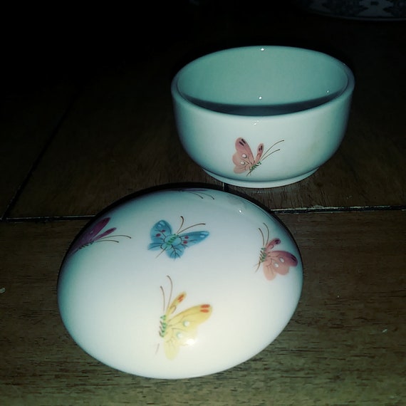 Beautiful Vintage White Porcelain Handpainted But… - image 3