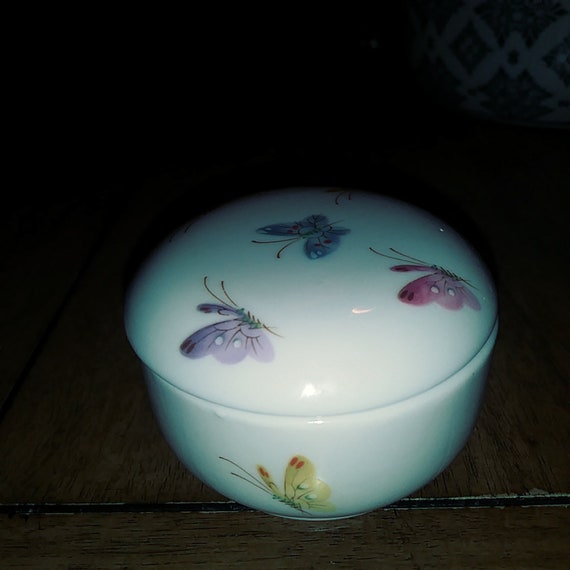 Beautiful Vintage White Porcelain Handpainted But… - image 9