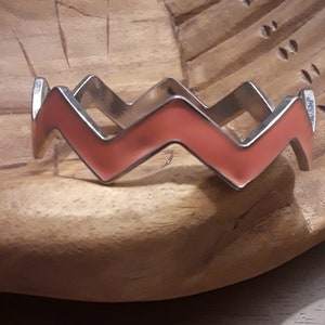 Lovely Vintage Peachy Pink Enamel Zig Zag Bangle Bracelet