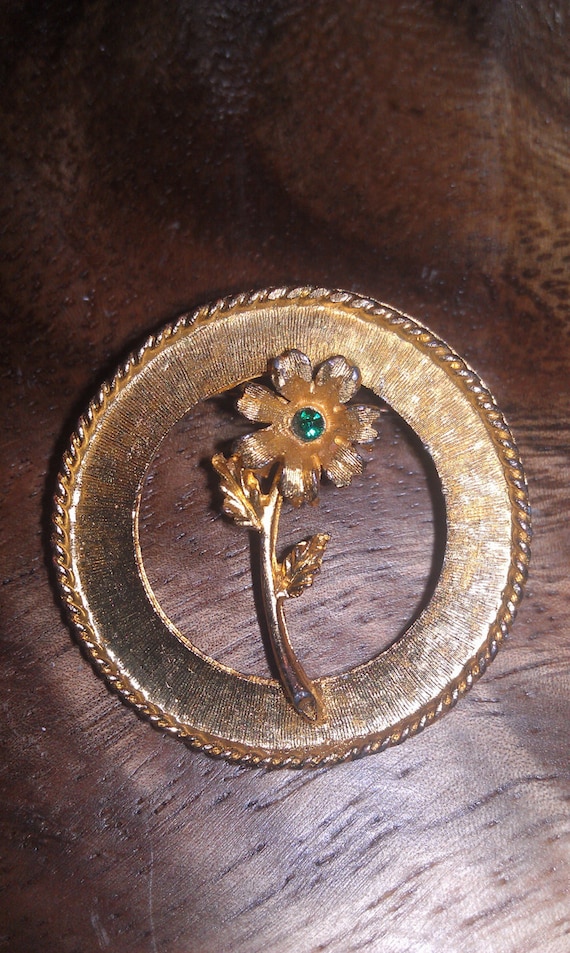 Vintage goldtone round brooch - Gem