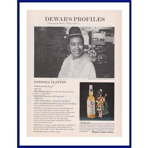 Puede incluir: Un anuncio en blanco y negro para el whisky escocés Dewar's "White Label" en una revista. El anuncio presenta un perfil de Xernona Clayton, una figura prominente en el movimiento por los derechos civiles. El anuncio incluye una cita de Clayton y una descripción de su trabajo. El anuncio también presenta una botella de whisky escocés Dewar's "White Label".