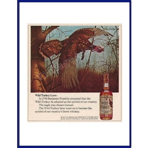 Può includere: Un annuncio pubblicitario vintage per il whisky Wild Turkey Bourbon. L'annuncio presenta un dipinto di un tacchino selvatico in volo su uno sfondo di foresta. Il testo recita "Wild Turkey Lore: Nel 1782, Benjamin Franklin propose che il tacchino selvatico fosse adottato come simbolo del nostro paese. L'aquila fu scelta al suo posto. Il WILD TURKEY in seguito divenne il simbolo del miglior whisky del nostro paese."