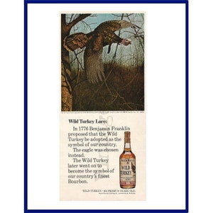 Può includere: Un annuncio pubblicitario vintage per il bourbon Wild Turkey. L'annuncio presenta un dipinto di un tacchino selvatico in un ambiente boschivo. Il testo recita "Wild Turkey Lore" e include una breve storia del tacchino selvatico e il suo legame con la storia americana. L'annuncio presenta anche una bottiglia di bourbon Wild Turkey.