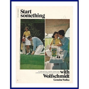 WOLFSCHMIDT VODKA Oryginalna reklama w kolorze Vintage Print z 1976 r. „Rozpocznij coś z Wolfschmidtem”. Temat golfa