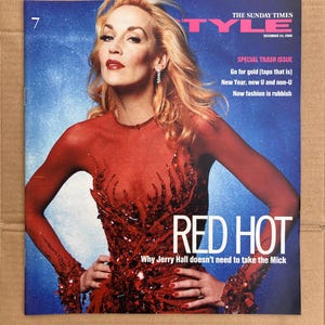 jerry hall red dress Supermodel Jerry Hall feiert heute 70. Geburtstag mit breitem Lcheln, dynamisch wie eh und je. Wir haben sie besucht und ihre umwerfende Lssigkeit portrtiert. Mehr dazu auf VOGUE.de (Link in der