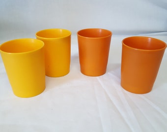 Tupperware-glas i skördefärgerna bränt orange och guld, storlek 237 ml.