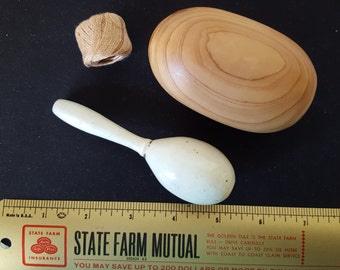 Madera para huevos, un huevo sin mango y madera blanca infantil para huevo y una bobina de hilo