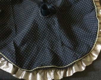 Black and gold Christmas tree skirt