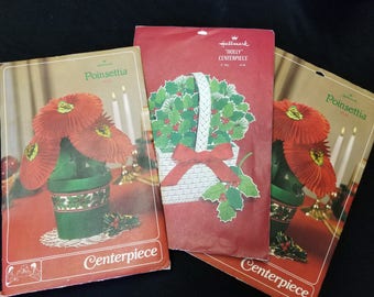 Tre centrotavola in carta Hallmark, due nido d'ape Poinsettia e un agrifoglio