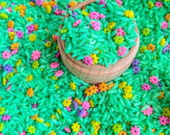 Lente zintuiglijke rijst met bloemen, zintuiglijke bakvuller, gekleurde rijst, zintuiglijk spel, heldere zintuiglijke bakvuller, smaakveilig, montessori