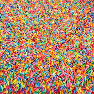 Riso arcobaleno, riempitivo per contenitori sensoriali, riso colorato, gioco sensoriale, riempitivo per contenitori sensoriali luminosi, sicuro per il gusto, Montessori