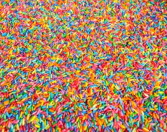 Regenboogrijst, zintuiglijke vakkenvuller, gekleurde rijst, zintuiglijk spel, heldere zintuiglijke vakkenvuller, smaakveilig, montessori