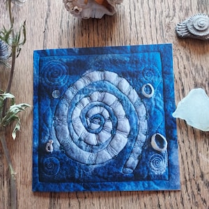 Fossilien Grußkarte aus Filz, blaues Fossilienbild aus Filz, leere Innenseite für Ihre Nachricht.