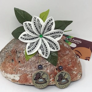 POLYNESISCH Tano&#39;a/Kava schaaloorbellenset. Tribal bloemsteker en tribale oorbellenset.