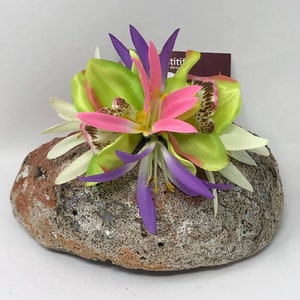 Orchid flower & spider lily hair clip. Silk, fabric hair clip. Beach wedding, bridesmaids flower, luau, gift or any Polynesian events.