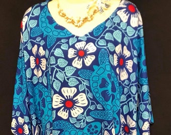 Fleurs tropicales et poncho tortue, haut ou robe. Poncho floral de style hawaïen, haut/robe. UNE TAILLE S’ADAPTE À TOUS. Haut floral bleu royal et bleu.