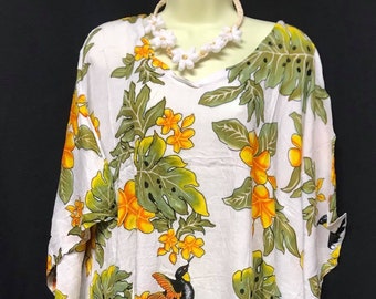 Fleurs tropicales et colibri Poncho, Haut ou Robe. Poncho floral de style hawaïen, haut/robe. UNE TAILLE S’ADAPTE À TOUS.