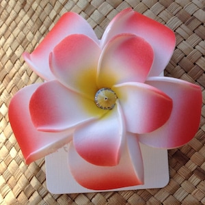 Pinza para el cabello con flor de espuma de plumeria doble hawaiana. Perfecta para bodas, regalos, luau, bailarines, playa o cualquier evento polinesio.