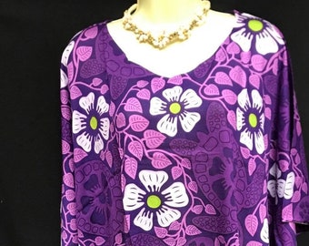 Fleurs tropicales et tortues Poncho, Haut /Robe. Poncho floral de style hawaïen, haut/robe. UNE TAILLE S’ADAPTE À TOUS. Haut floral violet.
