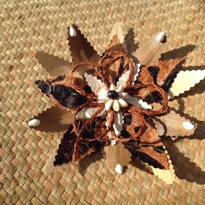 Polynesia Style Hair Clip. Authentic Dried Leaf/Lo&#39;akau/Lauhala, Pulu/Coconut Fiber, siapo/Tapa Cloth & Fresh Water Pearl. Hawaiian Wedding.
