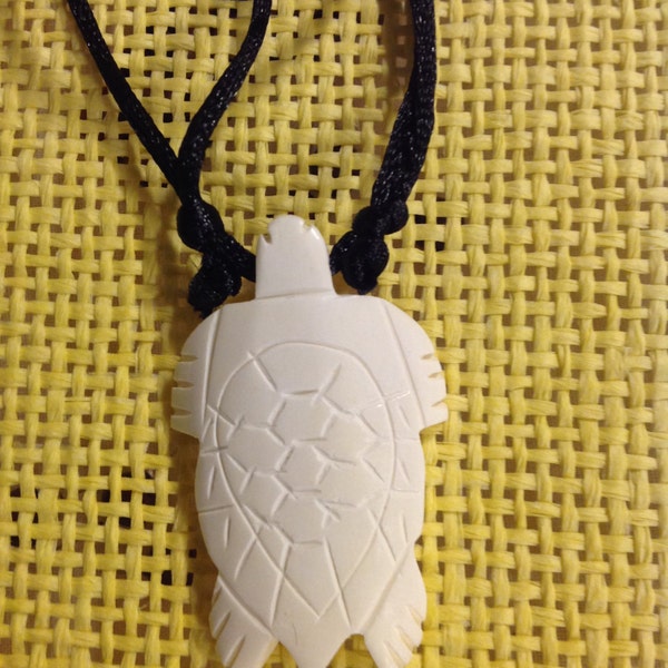 Collier de conception de tortue sculptée moyenne... Collier ou pendentif en os de buffle blanc