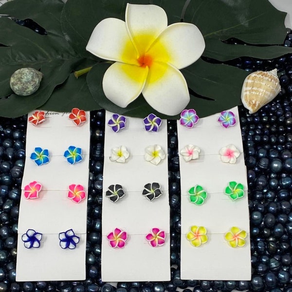 Petite paire hawaïenne de 14 mm de boucles d'oreilles à tiges en fimo plumeria ou fleur de frangipanier. La liste concerne une paire de boucles d’oreilles. Parfait pour tous les âges.