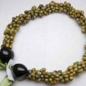 Hawaiianische weiße, gelbe und grüne Mongomuscheln Halskette oder Armband. Choker für Erwachsene und Halskette für Kinder. Wählen Sie Ihre Farbe!