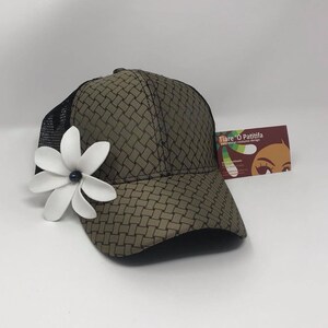 Gorra de béisbol con cierre a presión.