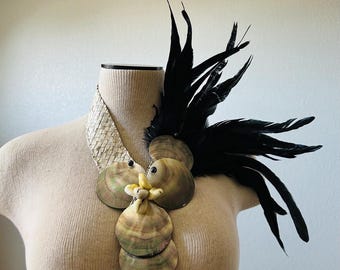 ブラックリップマザーオブパールシェルとフェザーネックレス。ポリネシアンダンサー、ギフト、ルアウ、結婚式に最適です。
