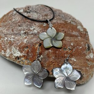 Authentic Carved Hibiscus Black Lip Mother Of Pearl Shells Earrings Set. Dangle Carved Mother Of Pearl Shell Earrings & Shell Pendant.