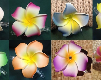 Pince hawaïenne à mâchoires pour cheveux longs avec deux fleurs de plumeria uniquement. Une fleur de chaque côté de la griffe en plastique.