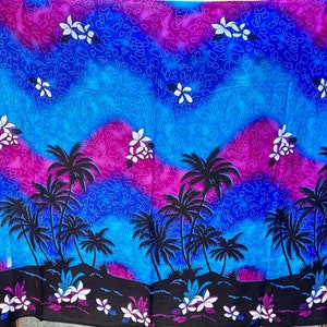 Puede incluir: Una tela colorida con un estampado tropical que presenta palmeras, flores y un fondo azul y morado degradado.